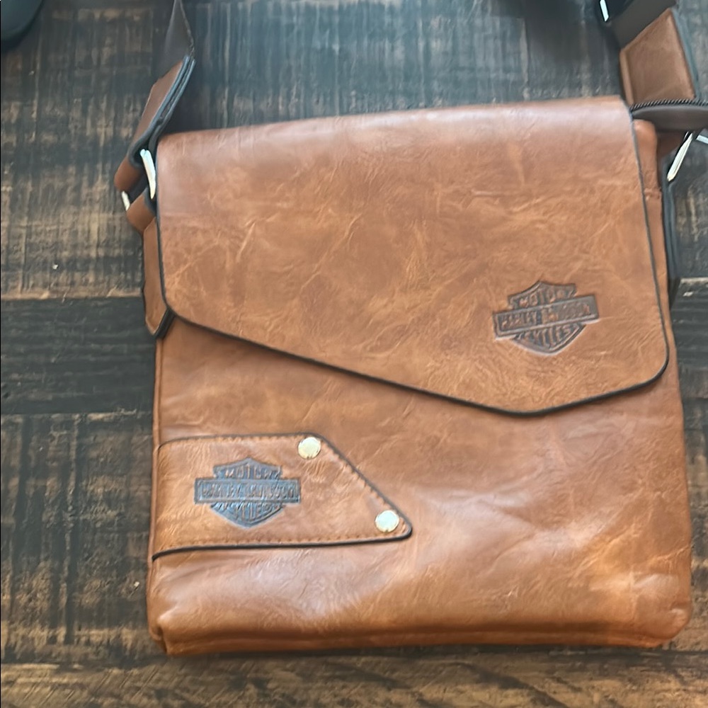 Harley-Davidson Brown Leather Messenger Bag with Classic Design